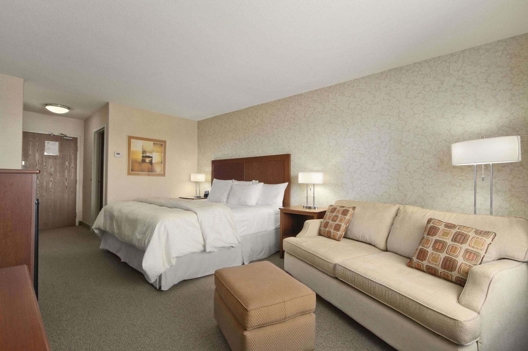 Days Inn & Suites By Wyndham Брандън Екстериор снимка