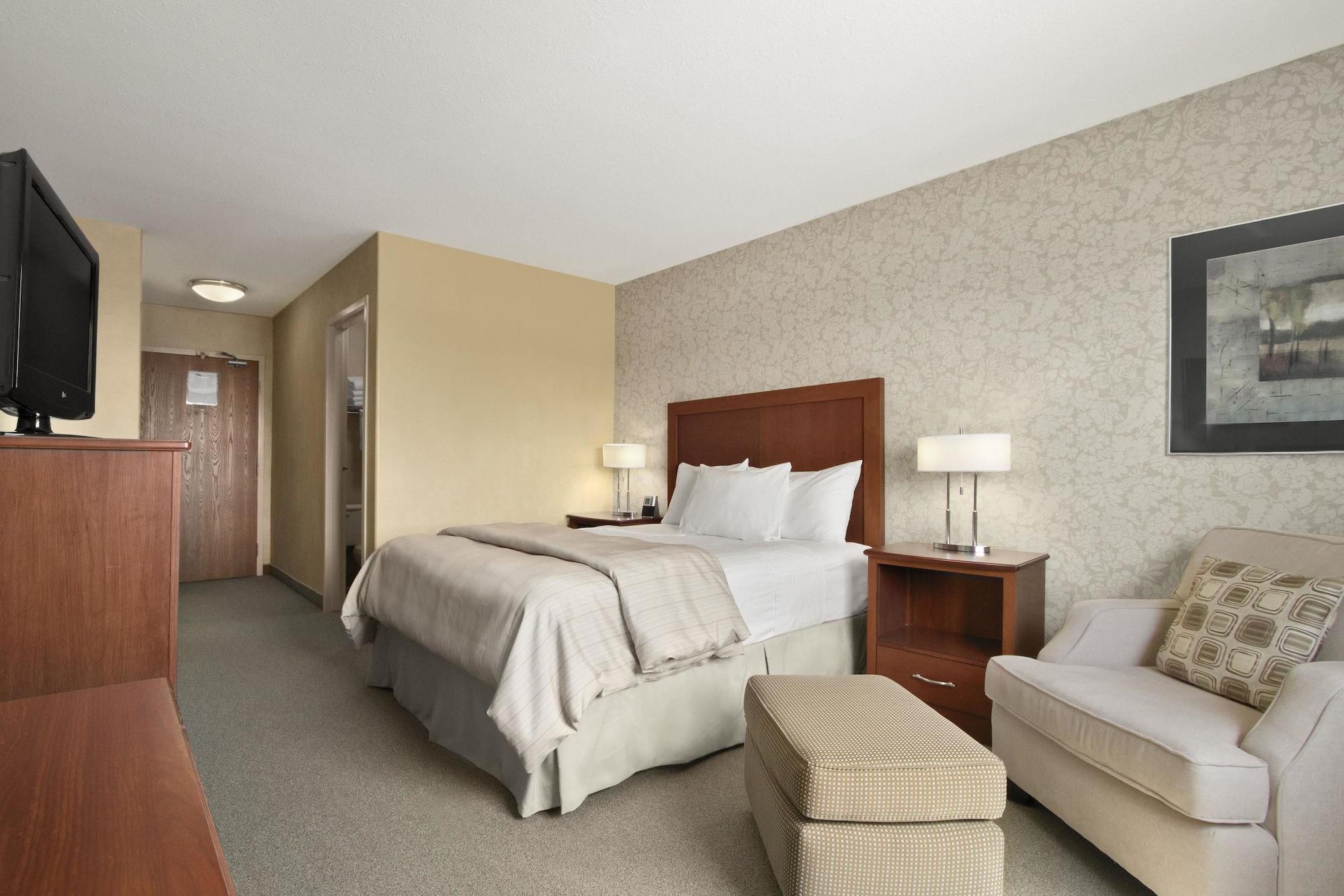 Days Inn & Suites By Wyndham Брандън Екстериор снимка