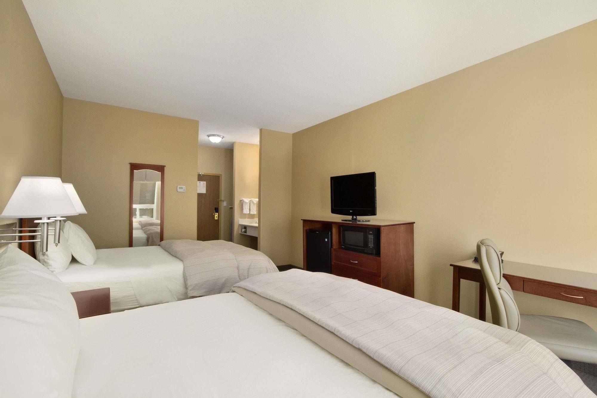 Days Inn & Suites By Wyndham Брандън Екстериор снимка