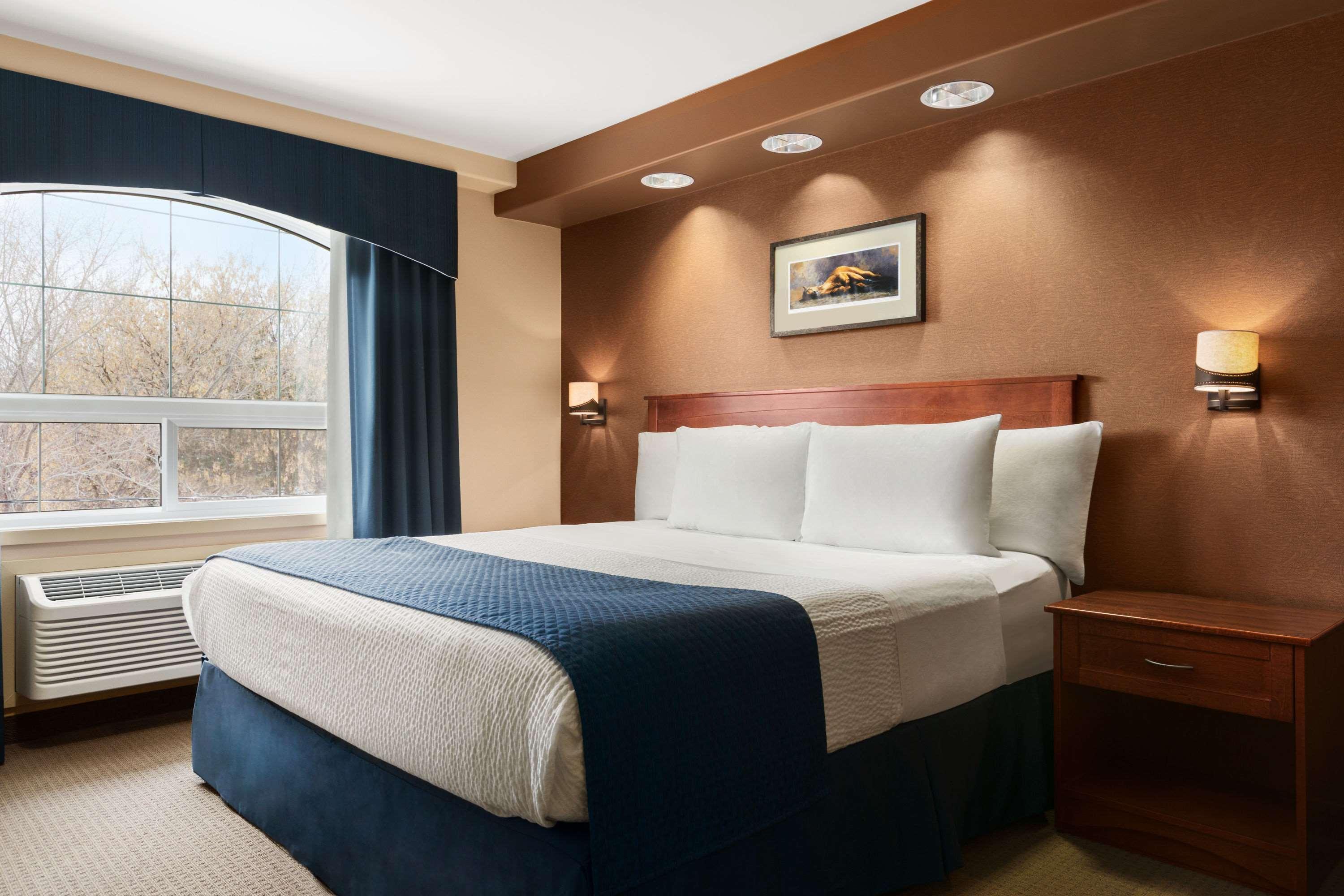 Days Inn & Suites By Wyndham Брандън Екстериор снимка
