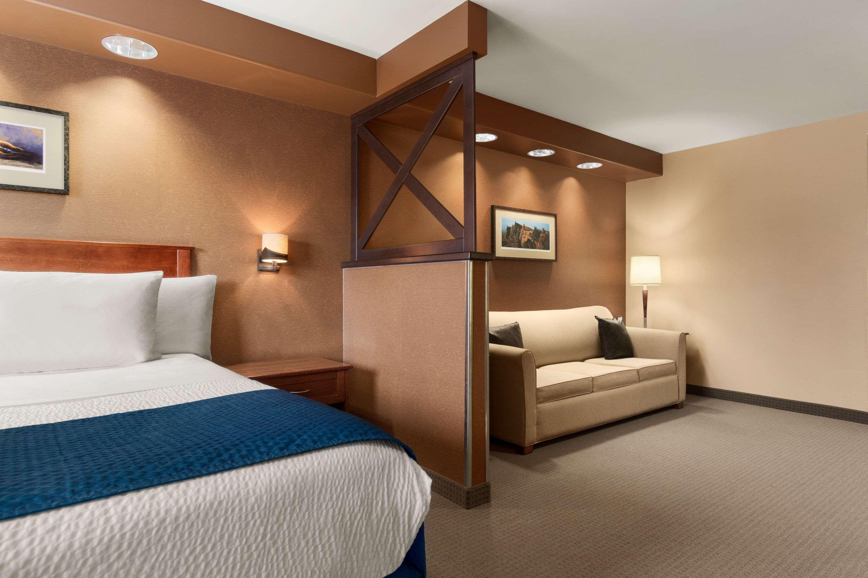 Days Inn & Suites By Wyndham Брандън Екстериор снимка