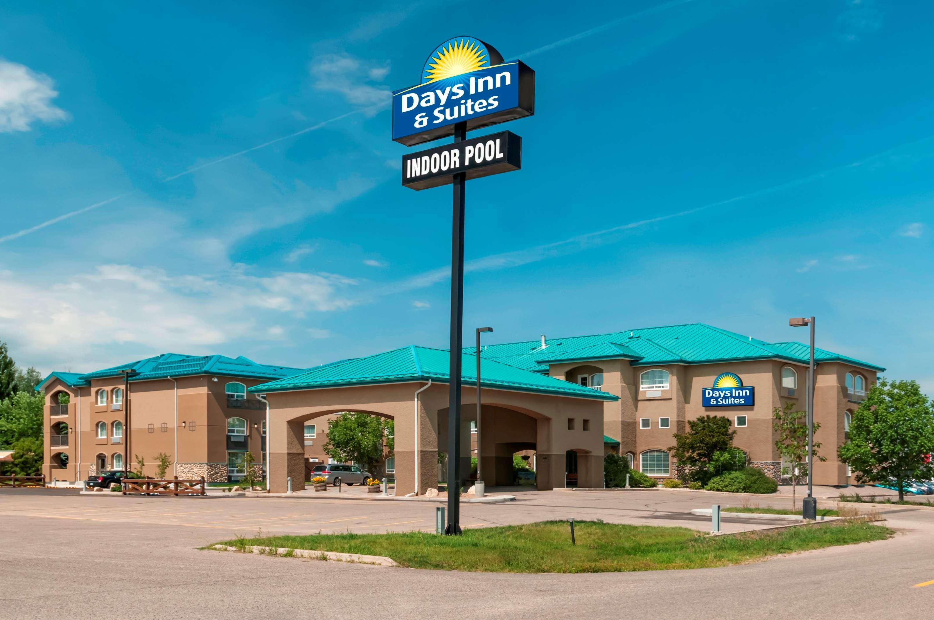 Days Inn & Suites By Wyndham Брандън Екстериор снимка