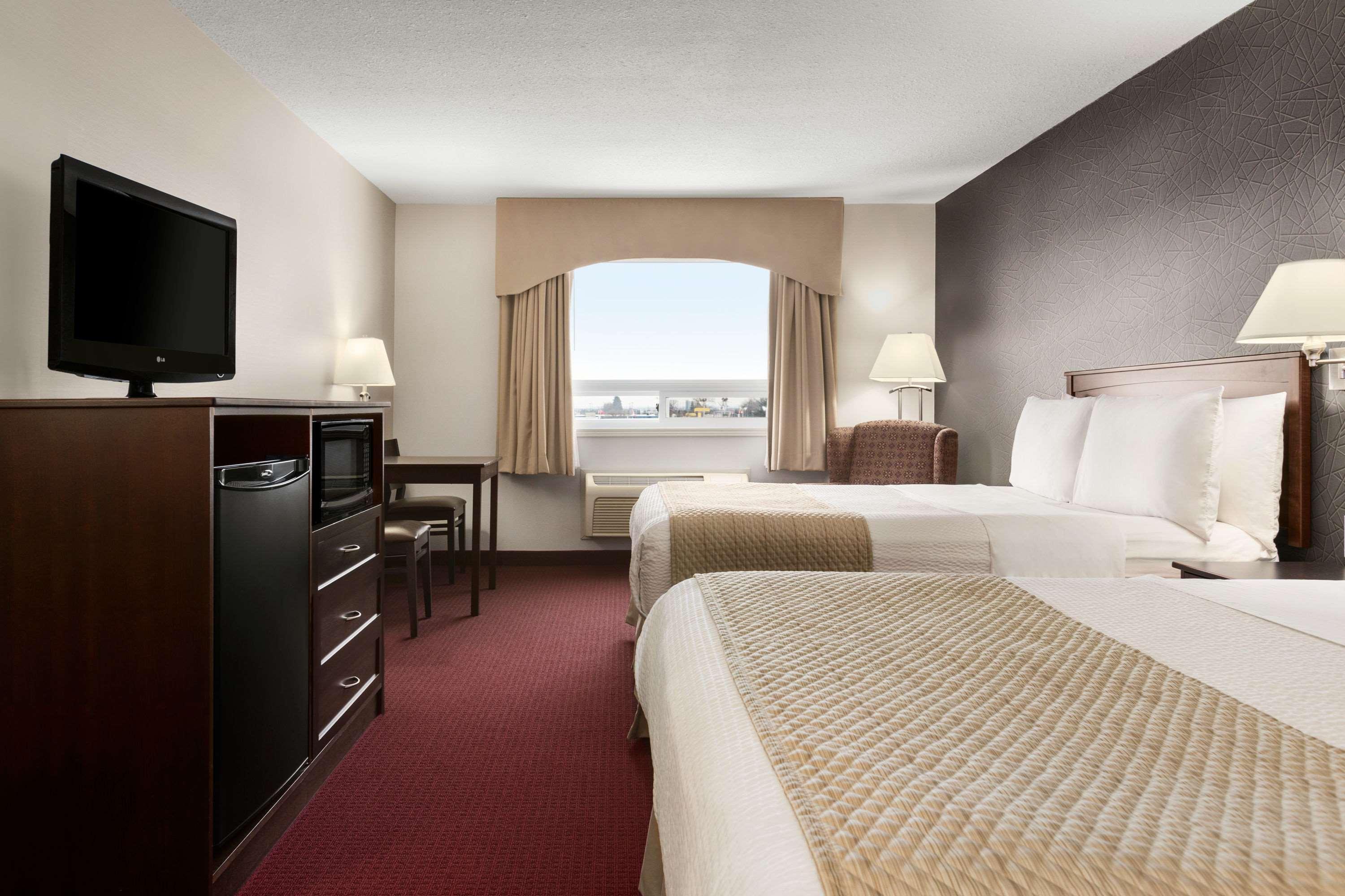 Days Inn & Suites By Wyndham Брандън Екстериор снимка
