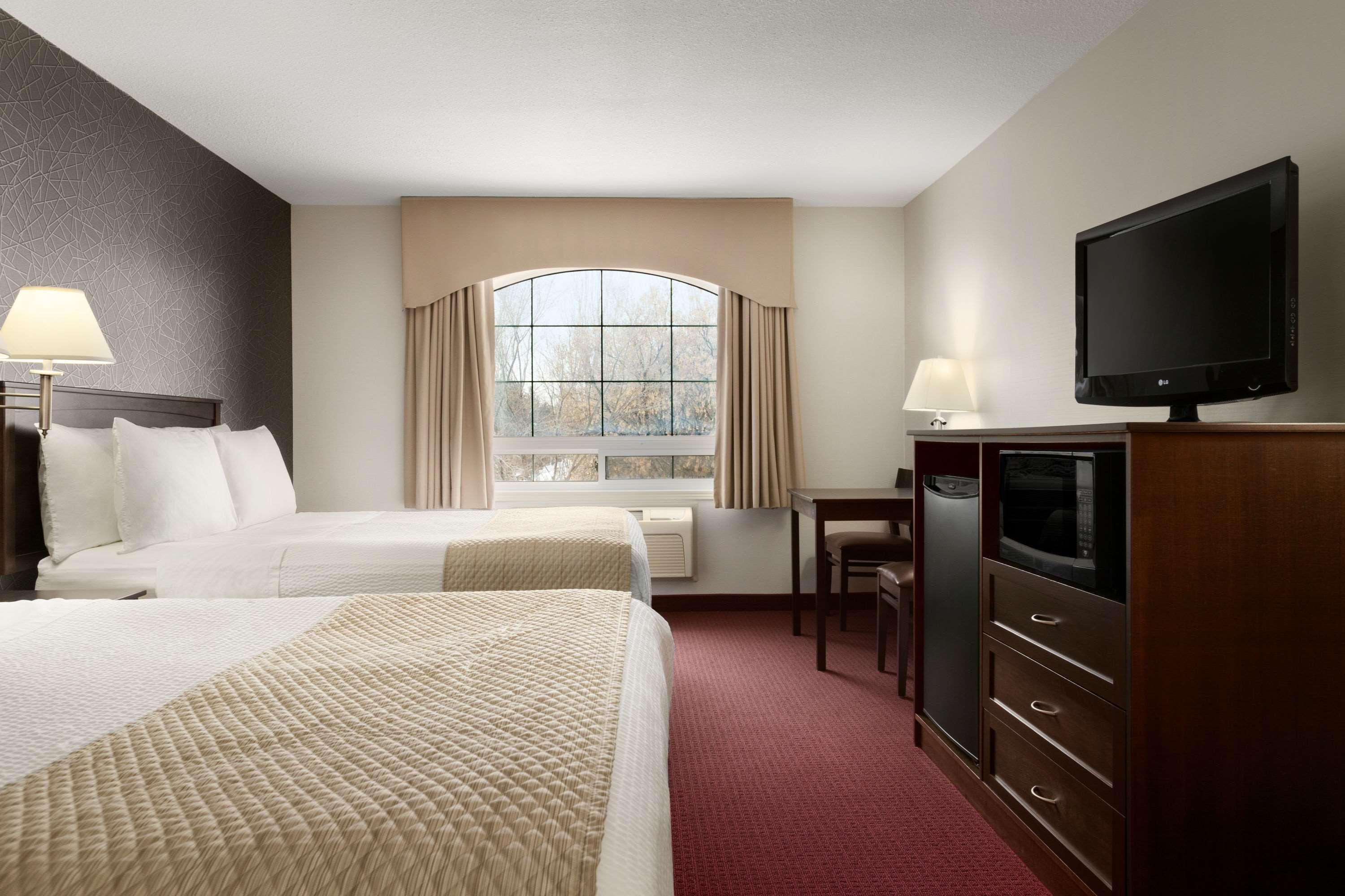 Days Inn & Suites By Wyndham Брандън Екстериор снимка