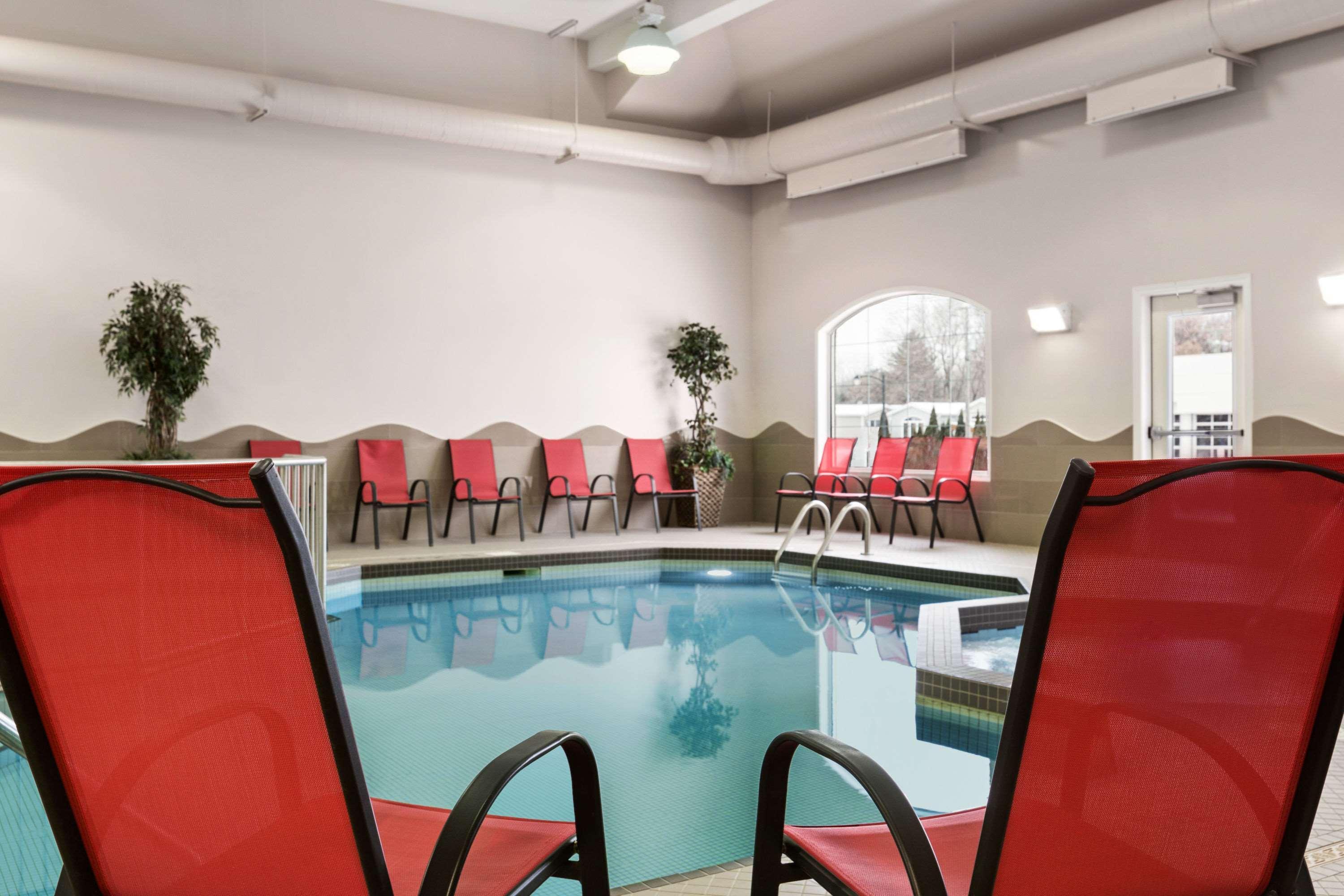 Days Inn & Suites By Wyndham Брандън Екстериор снимка