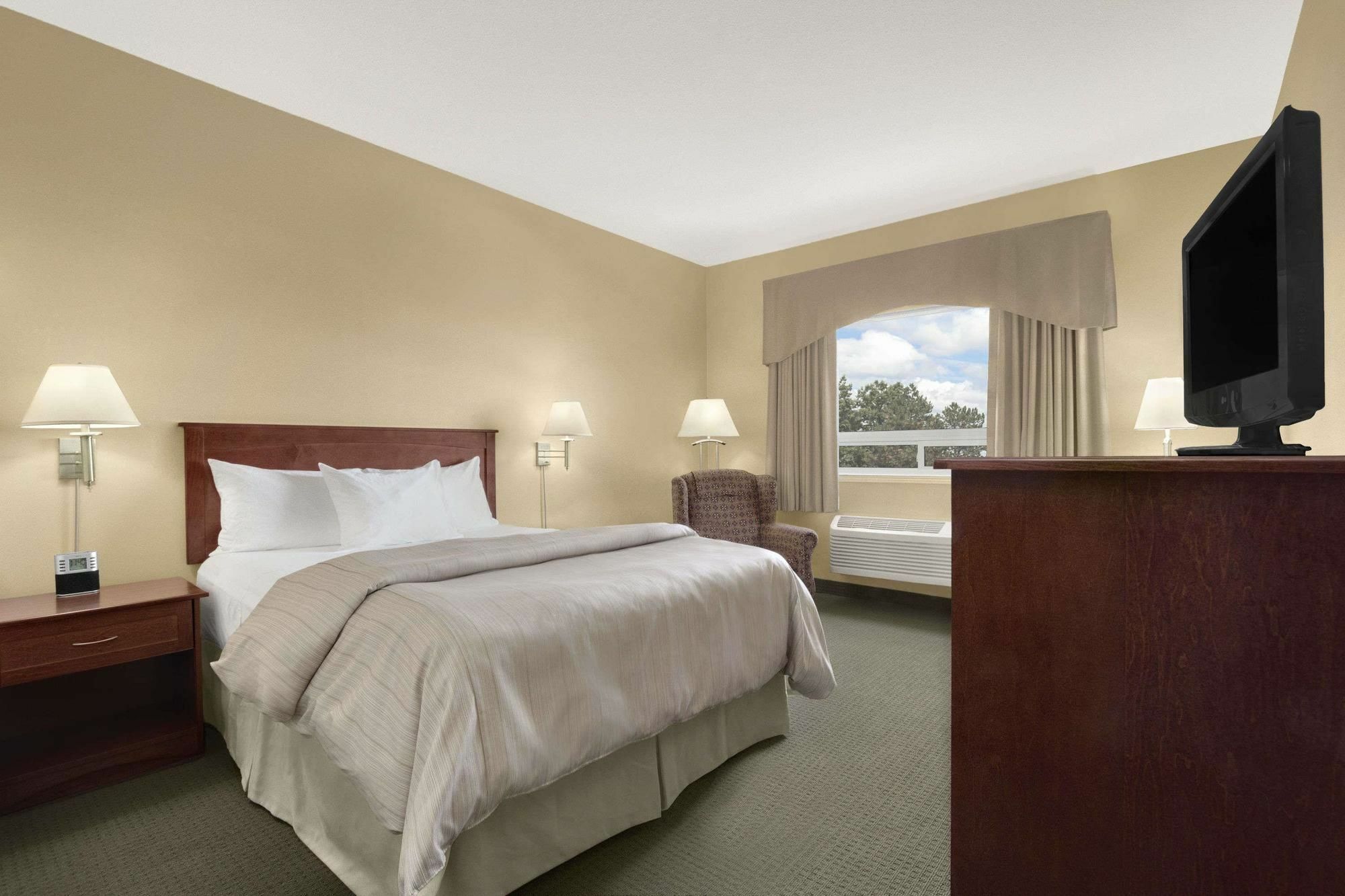 Days Inn & Suites By Wyndham Брандън Екстериор снимка