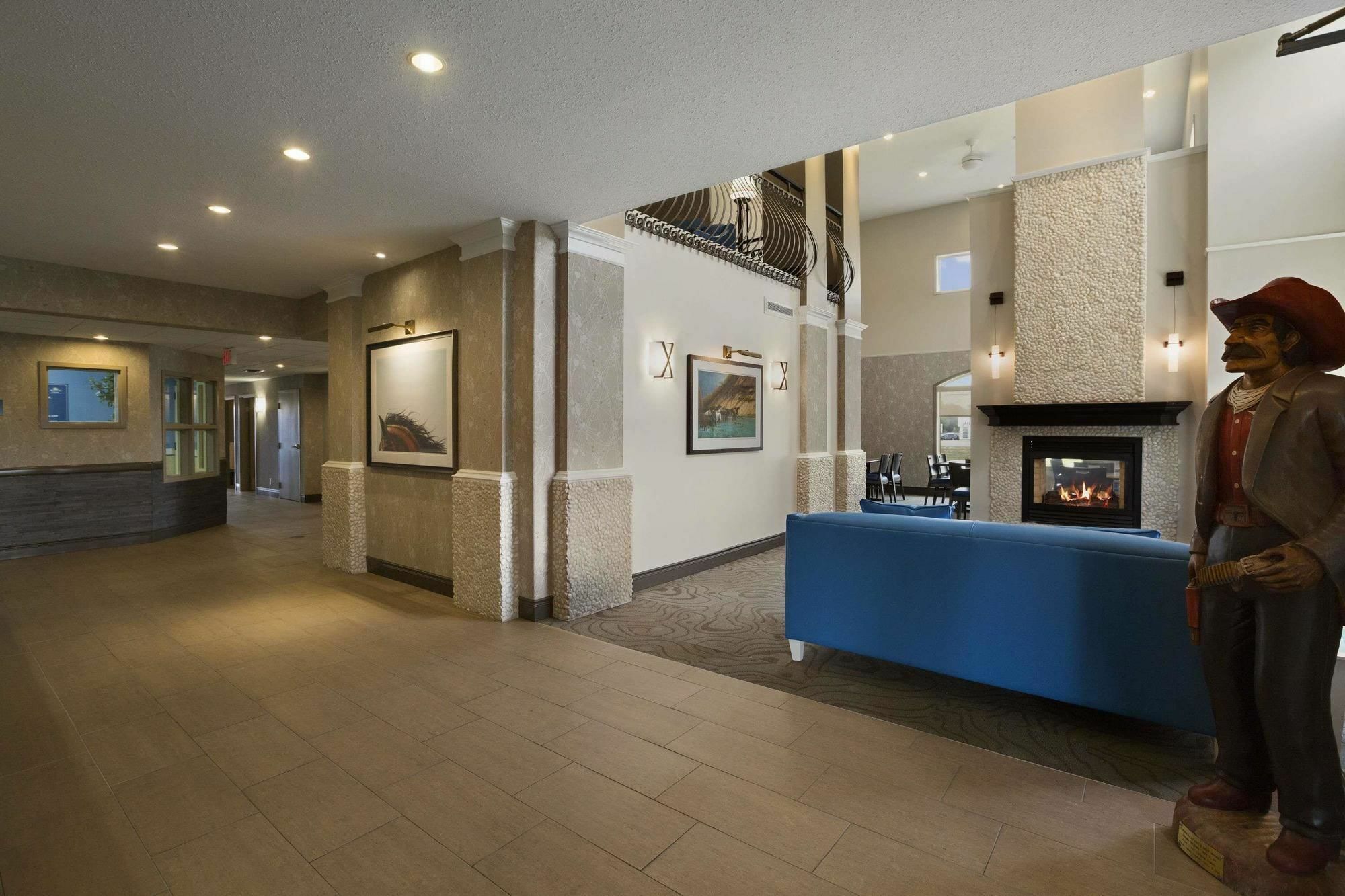 Days Inn & Suites By Wyndham Брандън Екстериор снимка