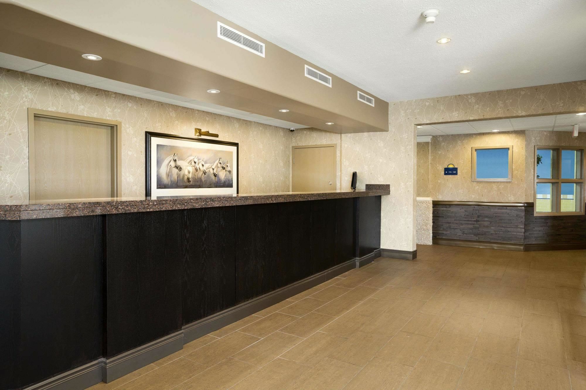 Days Inn & Suites By Wyndham Брандън Екстериор снимка