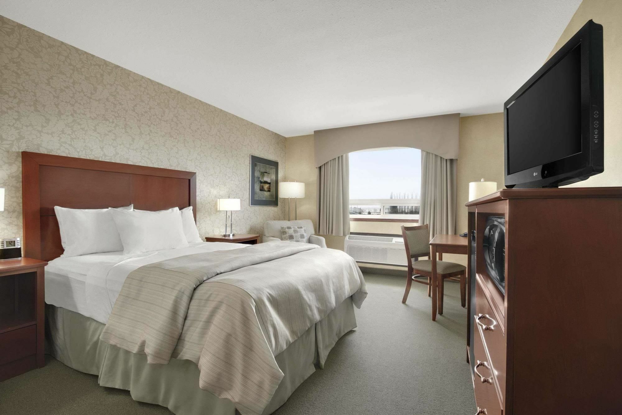 Days Inn & Suites By Wyndham Брандън Стая снимка