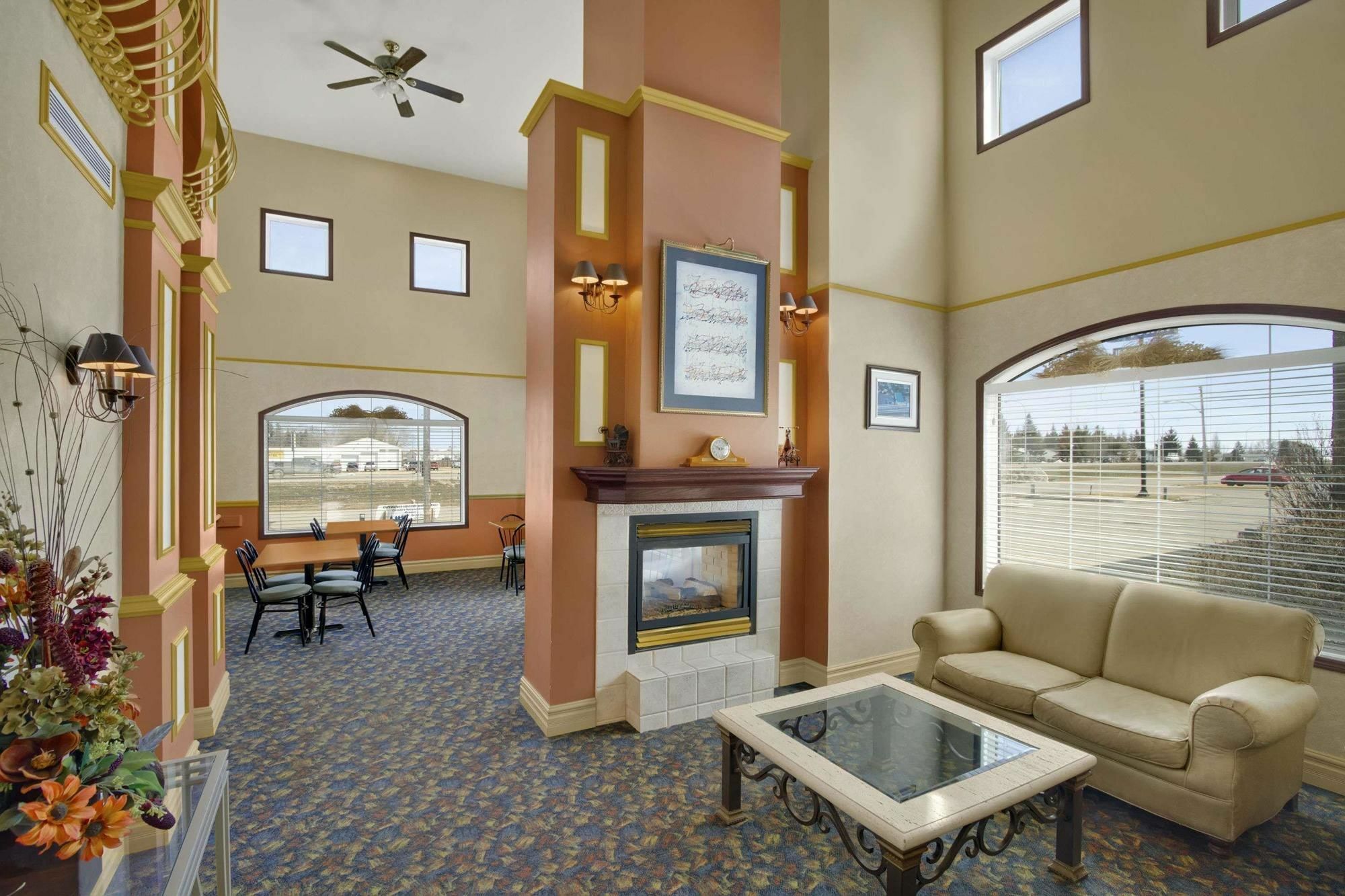 Days Inn & Suites By Wyndham Брандън Екстериор снимка