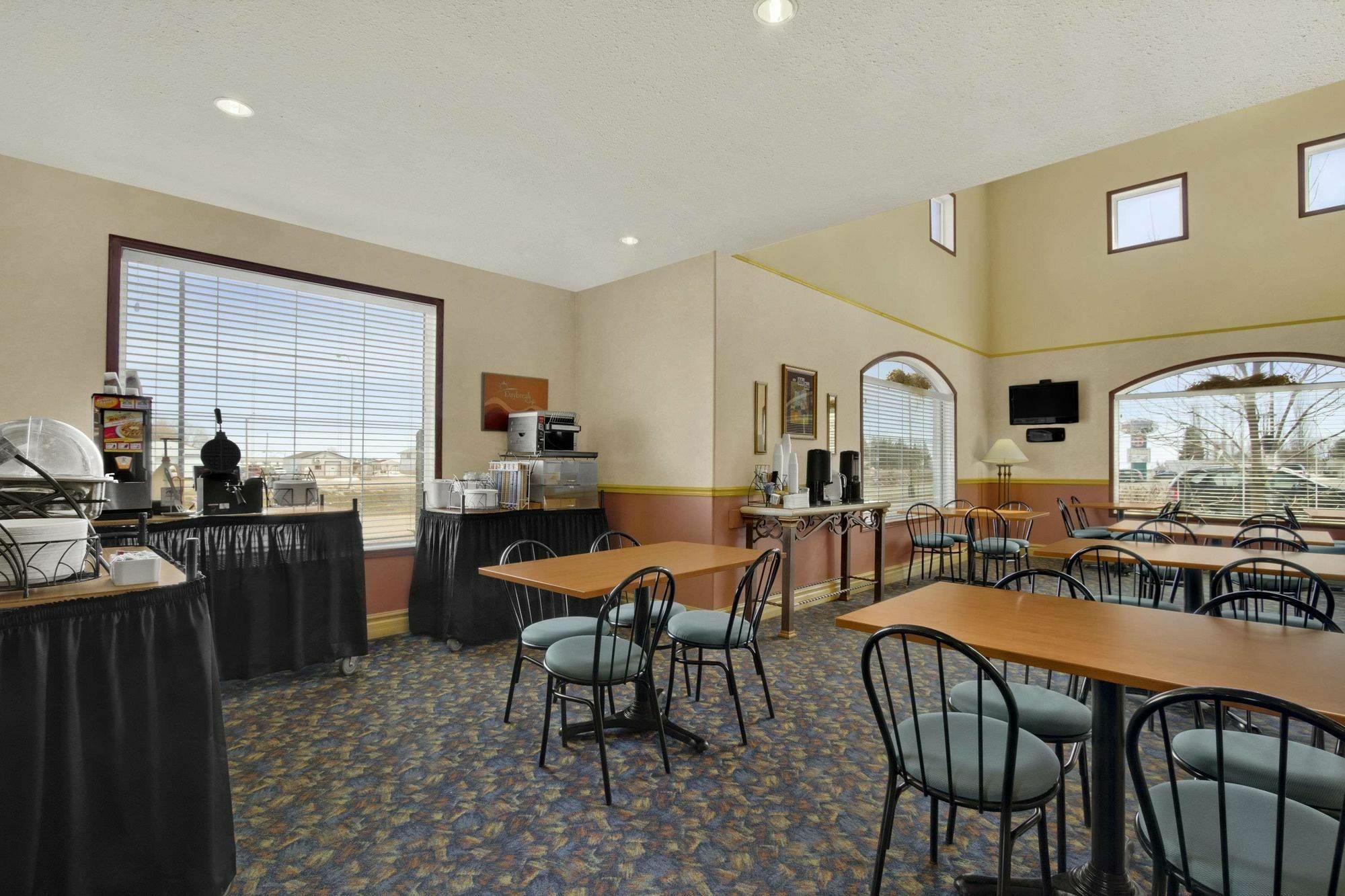 Days Inn & Suites By Wyndham Брандън Екстериор снимка